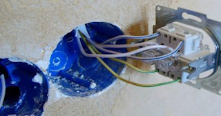 Монтаж проходного выключателя от 560 руб. в Качканаре